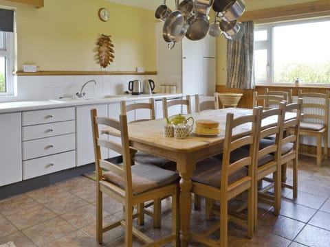 Well-equipped kitchen with dining table | Trew House, Stratton, Bude