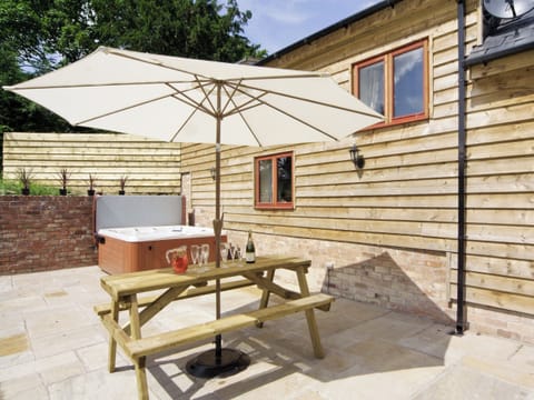 Sitting-out-area | Cefnaire Isaf, Newtown