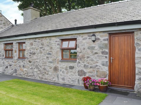 Pretty cottage | Seion - Fferm Y Garth, Y Felinheli, near Bangor