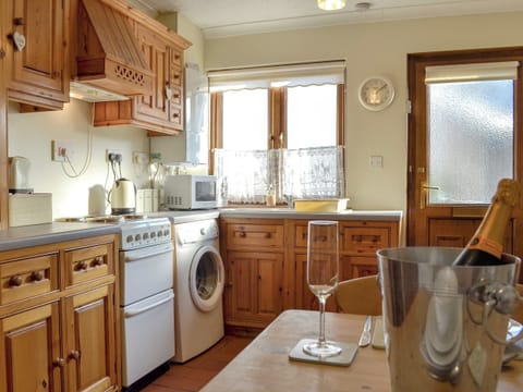 Well equipped Farmhouse style kitchen | Draig&rsquo;s Cottage, Abergavenny