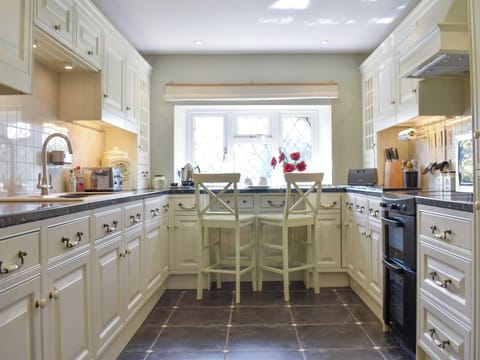 Fully appointed fitted kitchen | Oak Tree Cottage, Brierley