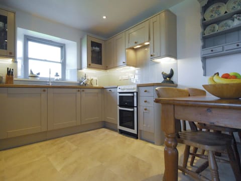 Well-equipped kitchen with convenient dining area | Robin’s Nest, Kerrow Farm, Sennen