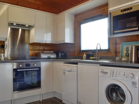 Well-equipped fitted kitchen | Cider Mill Lodge, Brockweir