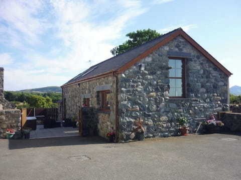 Delightful stone-built barn conversion | Bwthyn Meulan, Llandwrog, near Caernarfon