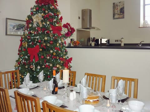 Charming open plan living area at Christmas | Bwthyn Meulan, Llandwrog, near Caernarfon