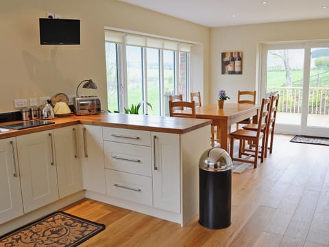 Kitchen/diner | Riverbank Cottage - Hole House Farm Cottages, Pooley Bridge, nr. Ullswater