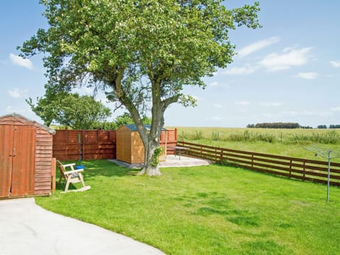 Beautiful garden with summerhouse | The Paddock, Portmahomack, near Tain