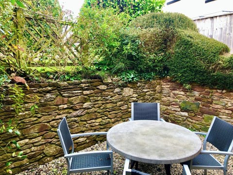 Sitting-out-area | Laurel Cottage, Stoke Gabriel