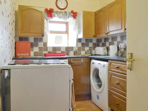 Well-equipped fitted kitchen | Ty Hen, Rhiw, near Pwllheli
