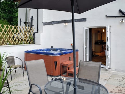 Hot tub and seating area | Bryn Aled, Bontnewydd, near Dolgellau