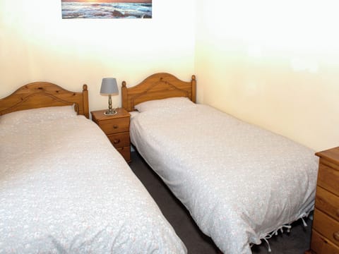 Airy twin bedroom | Y Ddol, Pontrug, near Caernarfon