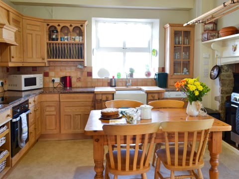 Traditional kitchen with breakfast area | Dunley Farmhouse, Bovey Tracey, near Newton Abbot