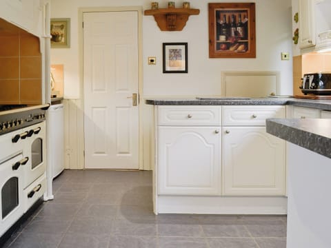 Kitchen with slate floor | Alderley House, Bourton-on-the-Water