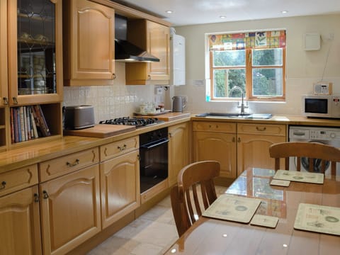 Well equipped kitchen | Russet Cottage, Moreton-in-Marsh