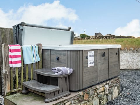 Hot tub | Stack View Cottage - Anglesey Seaviews, Penrhos Feilw, near Trearddur Bay