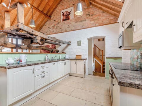 Kitchen | The Chaff House - Milton End Farm Barns, Arlingham, near Frampton-on-Severn