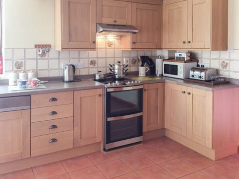 Well-appointed and well-fitted kitchen | The Pump House, Hawkesbury Upton