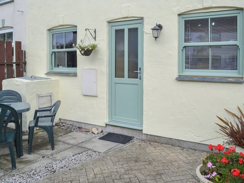 Paved patio area with table and chairs | Willow Cottage, Newquay