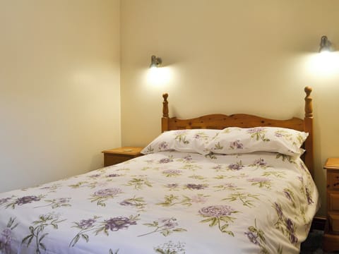 Double bedroom | Beudy Bach - Parciau Farm Cottages, Caernarfon