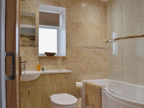 Bathroom | Well Cottage, Ceres near Cupar