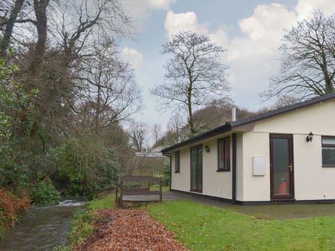 Lovely holiday bingalow beside a tumbling stream | Heligan - Rosecraddoc Holiday Village, Liskeard