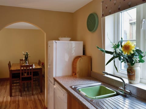 Kitchen convenient to dining area | Hen Ysgubor - Bwlchgwyn Equestrian Holidays, Arthog, near Fairbourne