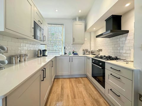 Brand New kitchen installed with built in Fridge/ Freezer, Dishwasher, Washing Machine and Oven | Shorewaters, Appledore, near Bideford