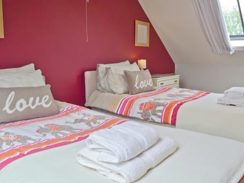 Twin bedroom | Sgubor Wennol Ty Du, Llanor near Pwllheli