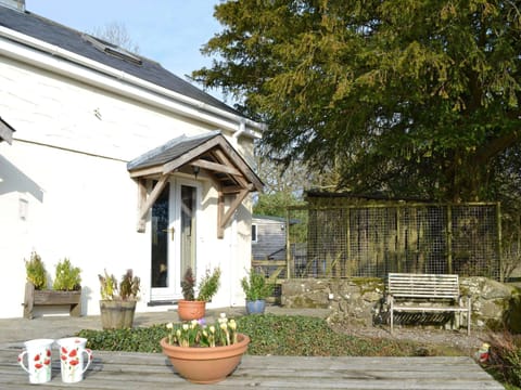 Sitting-out-area | Ty Newydd Cottage, Salem, nr. Llandeilo