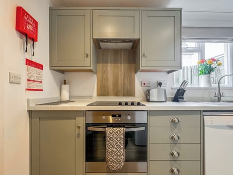 Convenient dining area and well-equipped kitchen | Lower Moon, Port Isaac
