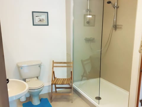 Bathroom | Hen Stabl, Arthog, near Dolgellau