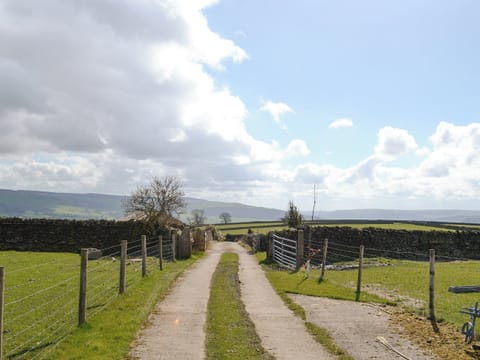 Approach to property through beautiful countryside | Hutter Hill Barn East - Hutter farm, Silsden near Skipton