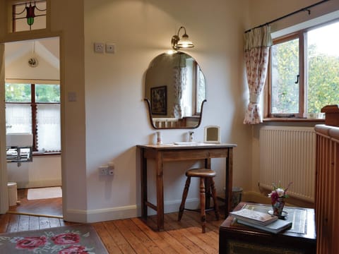 Master bedroom with en-suite | Bryn Dedwydd Cottage, Eryrys, near Mold