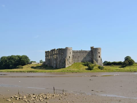 Carew Castle l Pembrokeshire, Wales