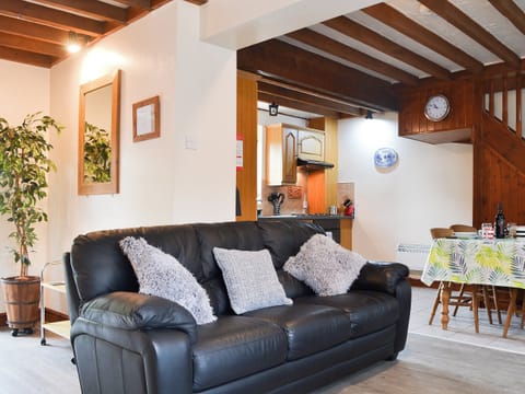 Open plan living space | Llofft Yr Yd - Parciau Farm Cottages, Caernarfon