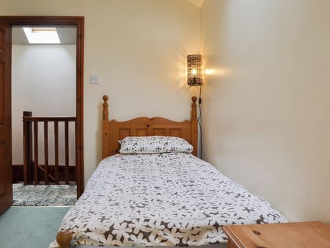Twin bedroom | Llofft Yr Yd - Parciau Farm Cottages, Caernarfon