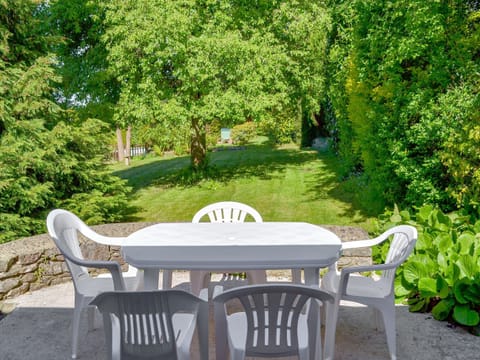 Patio area and mature garden | The Garden Room - Cobblestones, Marldon, near Paignton