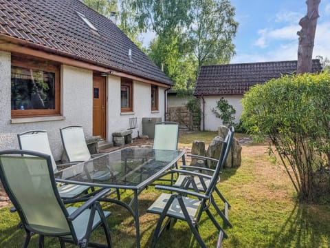 Sitting-out-area | Rowan Cottage, Carrbridge