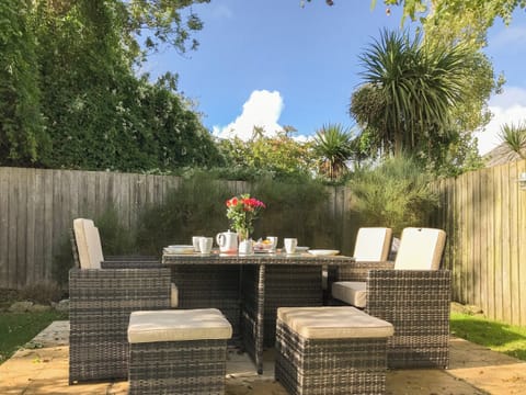 Sitting-out-area | Sea Thrift, Port Isaac