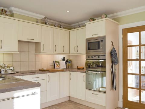 Well-equipped fitted kitchen | Heather Croft - Hatton Cottages, Dunkeld, near Pitlochry
