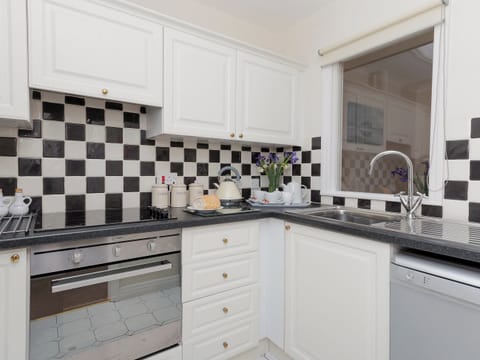 Well equipped kitchen | Cleet’s Retreat, Seahouses