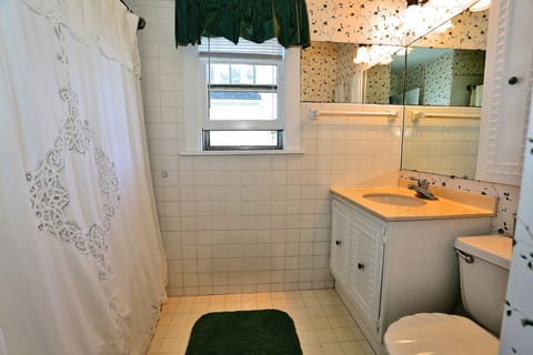 Combined shower/tub, towels, soap, toilet paper