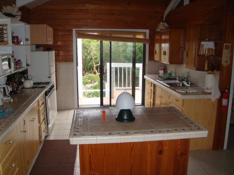 Fridge, oven, stovetop, coffee/tea maker