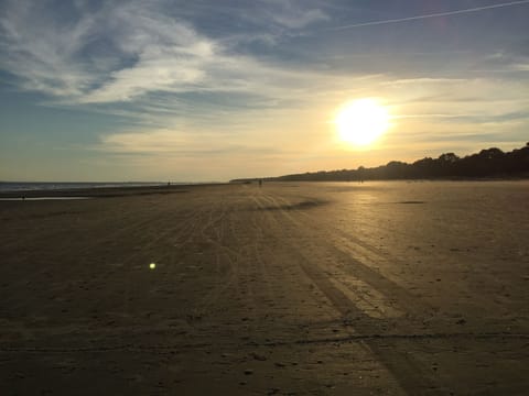 Beach nearby, sun loungers, beach towels