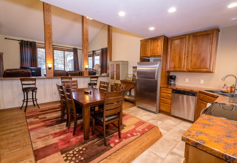 Enjoy meals with your family in the living room!