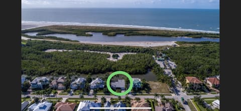 Beach nearby, sun loungers, beach towels