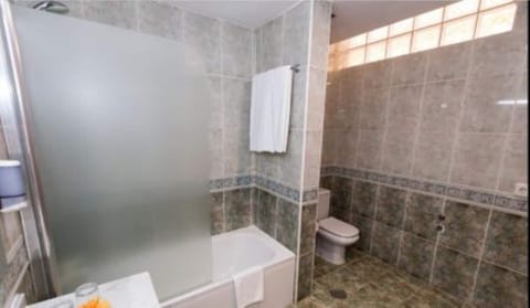 Combined shower/tub, hair dryer, towels