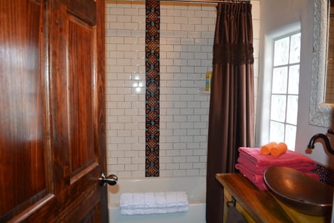 Combined shower/tub, towels