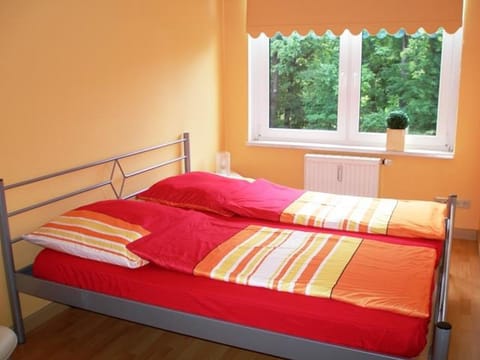 3 bedrooms, internet, bed sheets