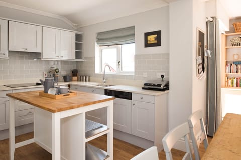 Hen Gi Mor Kitchen Island and Kitchen